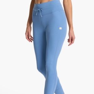 Vuori daily legging baby blue size medium